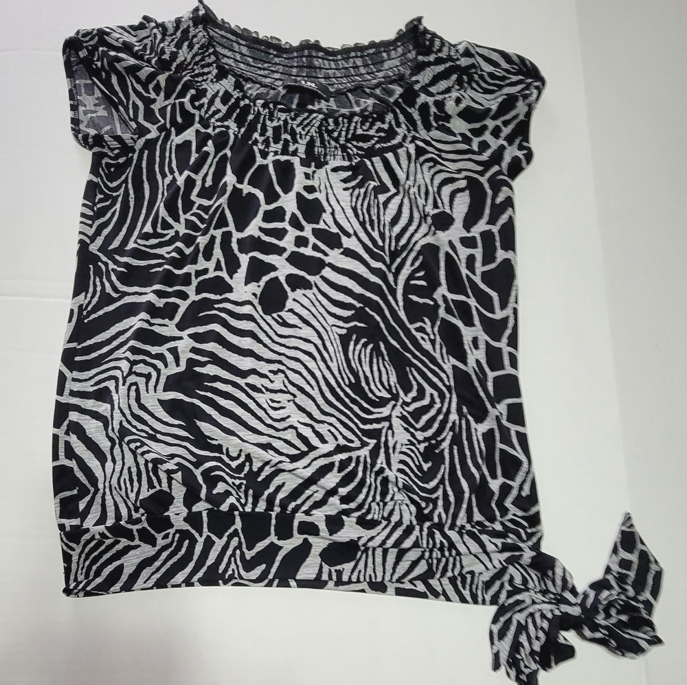 I.N. San Francisco, Black/White Short Sleeveless Blouse, Size Large Knot On Side
